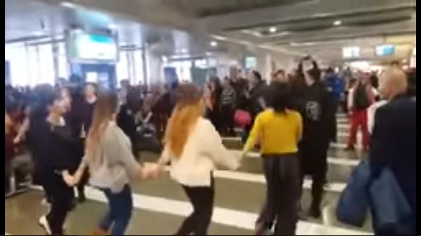 Έτσι απαντάνε οι Έλληνες στον Τσίπρα – Τραγούδησαν και χόρεψαν το εμβατήριο «Μακεδονία Ξακουστή» – Εικόνες δέους στη Θεσ/νίκη